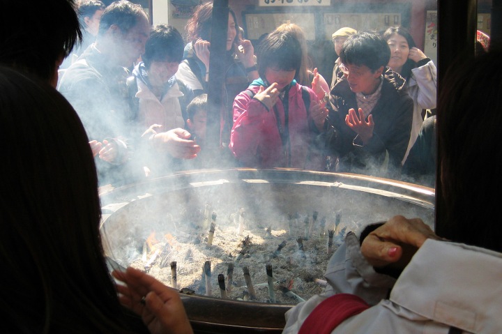 sensoji-temple-senkou-incense